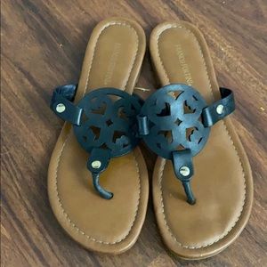 Flat sandals with black design